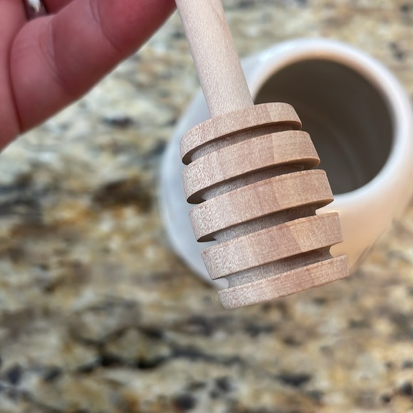 🌎 Rae Dunn HONEY Pot with Wooden Dipper Large Letter Yellow Bee on Lid - Picture 9 of 11